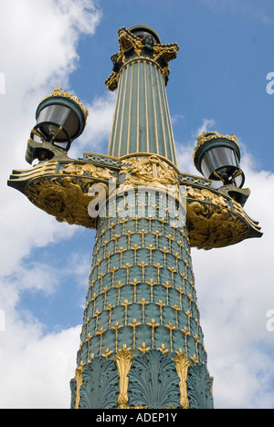 Paris-Laternenpfahl in der Nähe der Champs-Elysées, Place Charles de Gaulle. Stockfoto