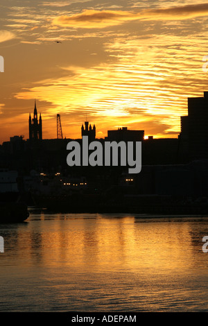 Hafen Sie bei Aberdeen, Scotland, UK, gesehen bei Sonnenuntergang Stockfoto