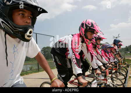 Virginia Hampton, Gosnold's Hope Park, Hampton Super Track, BMX-Fahrrad, Radfahren, Reiten, Radfahren, Fahrer, Radrennen, Helm, Uniform, Starttor, VA07061604 Stockfoto