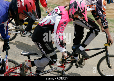 Hampton Virginia, Tidewater Area, Gosnold's Hope Park, Hampton Super Track, BMX-Fahrrad, Radfahren, Reiten, Radfahren, Fahrer, Radrennen, Helm, Uniform, Start Stockfoto