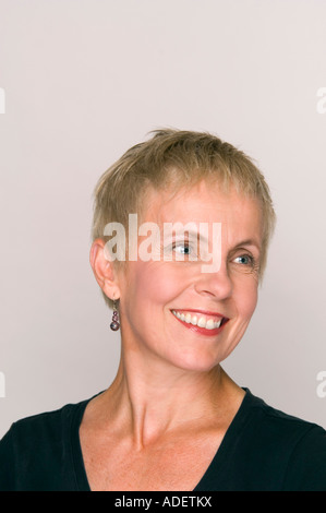 Lächelnde Reife Frau wegsehen. Stockfoto