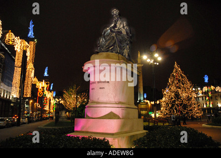 Statue von Dr. Thomas Graham in dekoriert und festliche George Square, am Weihnachtsabend in Glasgow. Schottland. Stockfoto