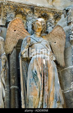 Reims Frankreich, Detail, religiöse Denkmäler „Notre Dame Kathedrale“ Detail „Lächelnder Engel“ Statue am Tag vor dem Eingang Stockfoto