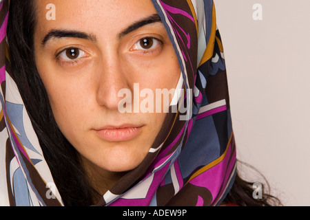 Junge ernst orientalischen Frau tragen Kopftuch. Stockfoto