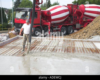 Zementlaster vorgemischter Beton zu einer Baustelle zu liefern. Deutschland Stockfoto