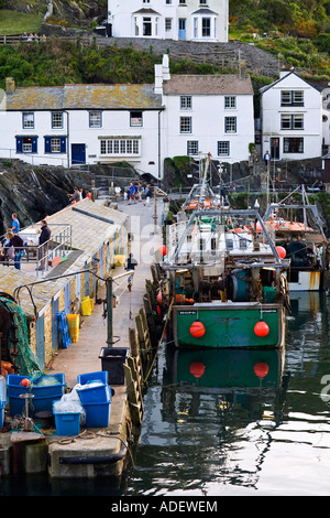 Angelboote/Fischerboote vertäut im Hafen von Polperro Stockfoto