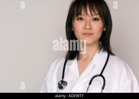Asiatische Ärztin mit Kittel und Stethoskop. Stockfoto