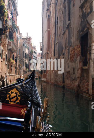 Bug von einer Gondel auf einem Seitenkanal in Venedig, Italien Stockfoto