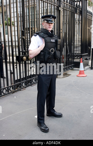 Bewaffnete Polizisten 10 downing Street London Stockfoto