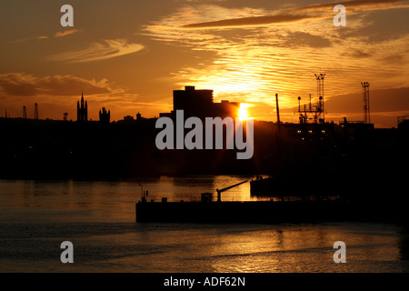Hafen Sie bei Aberdeen, Scotland, UK, gesehen bei Sonnenuntergang Stockfoto