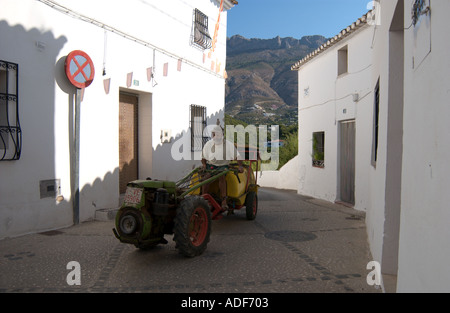 Landwirt mit seinem Traktor durch das kleine Dorf von Altea La Vieja, Costa Blanca, Spanien Stockfoto