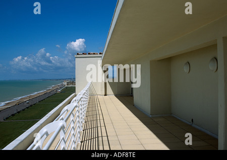 Ein Blick auf die Sonnenterrasse der Botschaft Gericht, Brighton, East Sussex Hove Meer blickt. Stockfoto