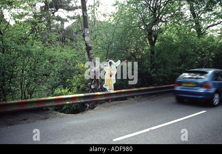 Website, wo Marc Bolan starb, als sein Auto der Baum in Queens Fahrt Barnes in London Baum prallte, ist von Fans eingerichtet. Stockfoto