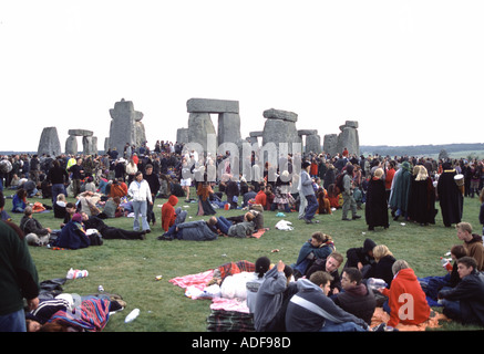 Morgengrauen feiern zur Sommersonnenwende in Stonehenge-Wiltshire England Stockfoto