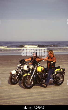 Fahrer auf Harley Davidson Motorräder Reiten am Strand entlang, während die Daytona Bike Week in Florida Stockfoto