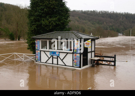Eis Kiosk an den Ufern des Flusses Wye UK überflutet Stockfoto