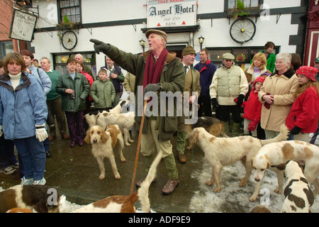 Herr Davies Meister David Davies Jagd mit Jagd Anhänger Treffen außerhalb Angel Hotel Llanidloes für die jährliche Boxing Day Stockfoto