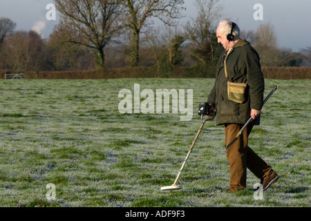 Metall-Detektor suchen Ackerland an einem kalten frostigen Winter Morgen im Westen des Landes England UK Stockfoto