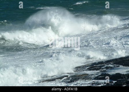 "Wellenlinien" Crashing auf Felsen in der Nähe von Bamburgh Northumberland England Vereinigtes Königreich UK Stockfoto