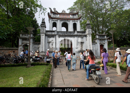 Das Haupttor zu den Literaturtempel in Hanoi, Vietnam Stockfoto