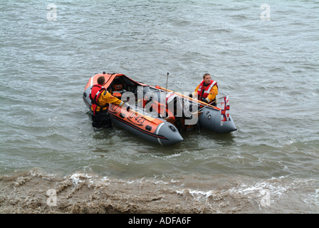 D Klasse RNLI Inshore Rettungsboot ins Leben gerufen durch die Crew auf Übung bei Craster Northumberland England Vereinigtes Königreich UK Stockfoto