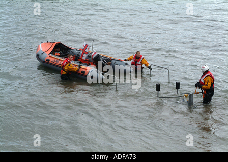 D Klasse RNLI Inshore Rettungsboot ins Leben gerufen durch die Crew auf Übung bei Craster Northumberland England Vereinigtes Königreich UK Stockfoto