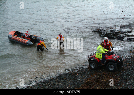 D Klasse RNLI Inshore Rettungsboot ins Leben gerufen durch die Crew auf Übung bei Craster Northumberland England Vereinigtes Königreich UK Stockfoto