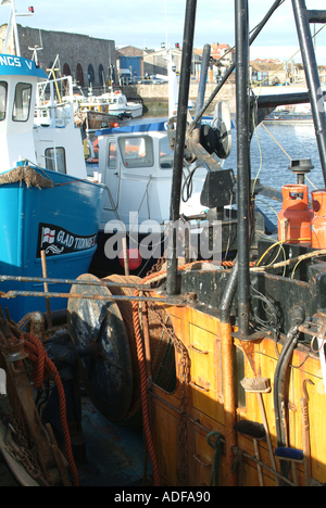 Angelboot/Fischerboot gefesselt an gemeinsame Hafen Northumberland Stockfoto