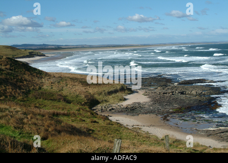 Blick Richtung Budle Bucht mit großen Nordsee Wellen von Bamburgh Golf Course Northumberland England Vereinigtes Königreich UK Stockfoto
