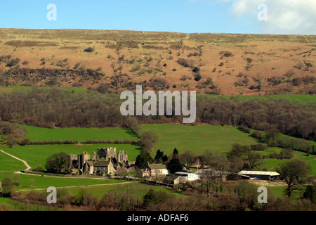 Hatterrall Ridge mit Llanthony Priory betrachtet im Vordergrund Vale of Ewyas Monmouthshire South Wales UK Stockfoto