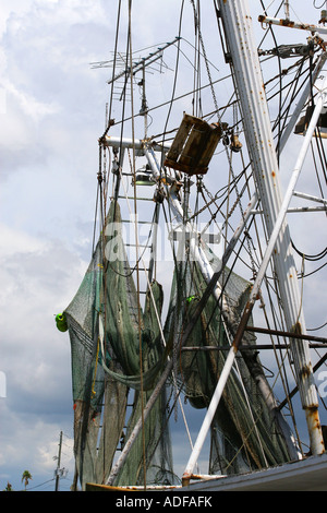 Fischernetze drapierte von einem Boot aus Garnelen Stockfoto