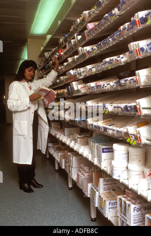 Apothekerin Rezept in Krankenhausapotheke vorbereitet. Stockfoto