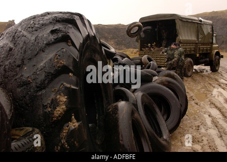 Umweltsanierungen von Fahrzeugreifen gedumpten Richard Steinbruch in Brecon-Beacons-Nationalpark in der Nähe von er South Wales UK Stockfoto