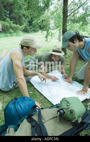 Drei Wanderer Studium Karte Stockfoto