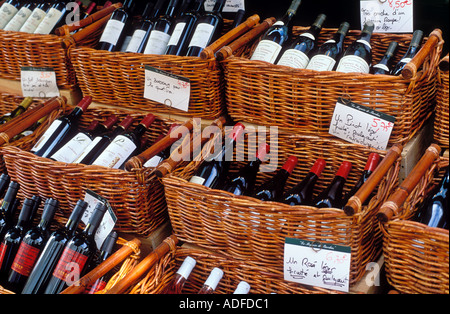 Frankreich Paris Rue Cler, Straßenmarkt, Wein auf dem Display zu verkaufen Stockfoto