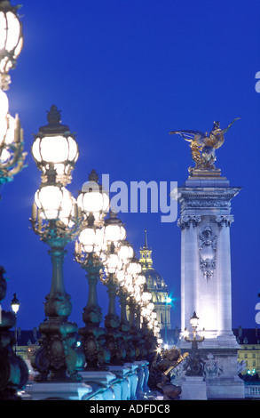 Frankreich Paris Pont Alexandre III mit reich verzierten Lampen beleuchtet Stockfoto