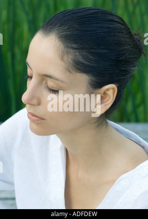 Frau mit Augen geschlossen, den Kopf und Schultern, Porträt Stockfoto