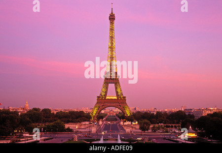 Frankreich Paris Eiffelturm beleuchtet in der Dämmerung aus dem Trocadero Stockfoto