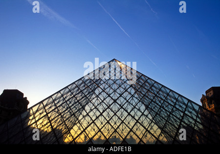 Frankreich Paris der Louvre und die Pyramide von I M Pei Stockfoto