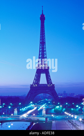 Frankreich Paris Eiffelturm von dem Trocadero in der Morgendämmerung aus gesehen Stockfoto