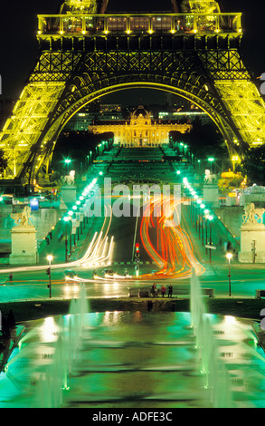 Frankreich Paris der Eiffelturm bei Nacht mit Blick auf dem Champ de Mars Stockfoto