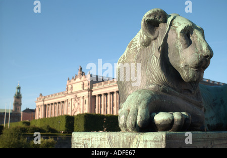 Schweden. Stockholm. Skulptur und das Riksdagshuset schwedische Parlamentsgebäude auf Insel Helgeandsholmen Stockfoto