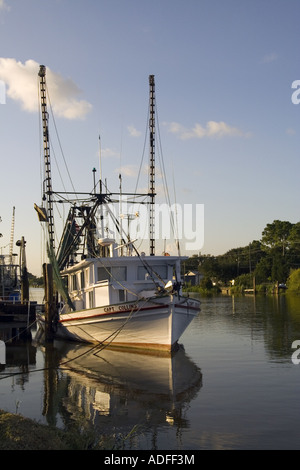 Garnelen-Boot angedockt in Bayou Lafourche in der Nähe von LA Larose Stockfoto