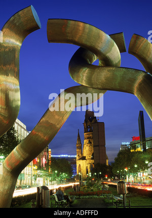 Skulptur Berlin mit Kaiser-Wilhelm-Gedächtniskirche in Berlin Stockfoto