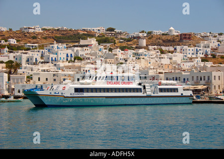 Fähre im Hafen von Mykonos Stockfoto