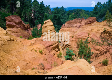 Roussillon Luberon Provence Frankreich roten Rock Hill Dorf Sentier des Ocres oder Ocker Trail Stockfoto