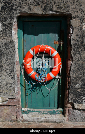 Tür neben dem Eingang zu der alten Rettungsstation auf Hilbre Insel in der Mündung des Dee. Stockfoto