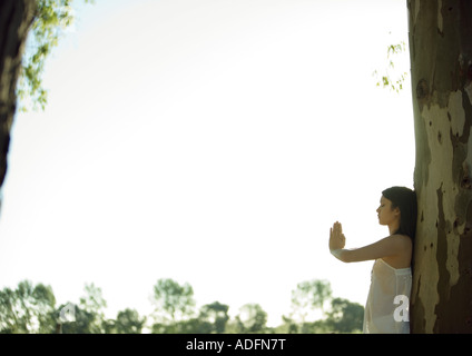 Frau Baum gelehnt tun Yoga-pose Stockfoto