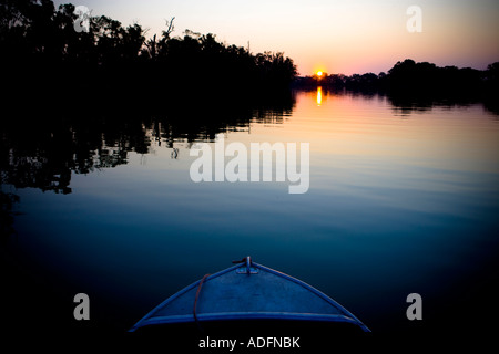 Letzten Strahlen der Sonne über einer friedlichen Landschaft Murray River Australien Stockfoto