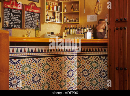 das Innere des eine traditionelle Tapas-Bars in Granada Andalusien Spanien Stockfoto